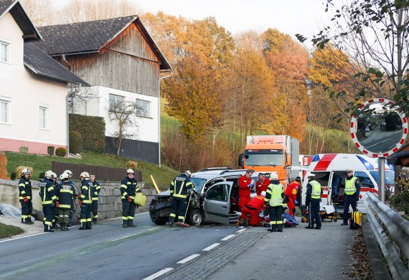 AUT, VU mit eingeklemmter Person